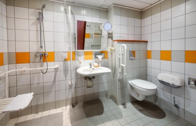 hotel-pelion-madarsko-tapolca-dvouluzkovy-pokoj-bezbarierovy-ko
