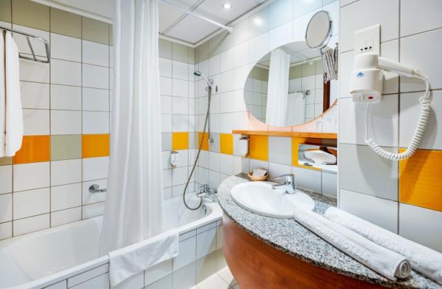 hotel-pelion-madarsko-tapolca-dvouluzkovy-pokoj-koupelna (2).jp