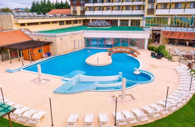 hotel-pelion-madarsko-tapolca-venkovni-bazen (2).jpg