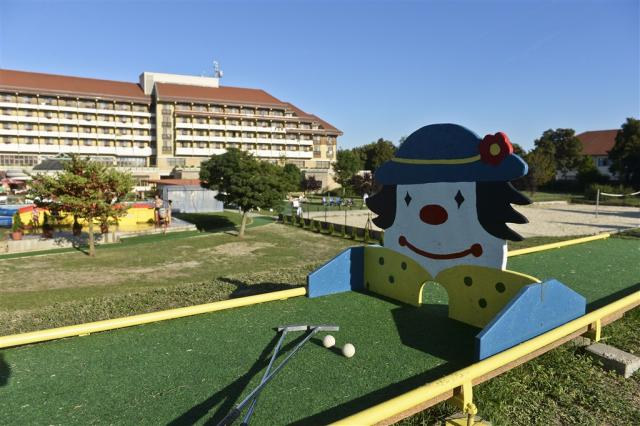hunguest-hotel-pelion-tapolca-tp01-minigolf.jpg