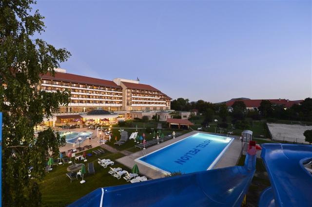 hunguest-hotel-pelion-tapolca-tp01-nocni-pohled-na-hotel-ze-skl