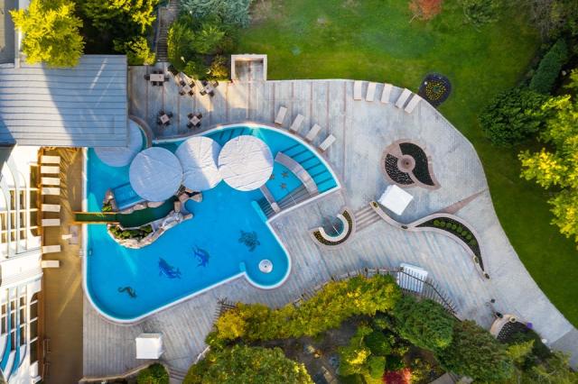 naturmed-hotel-carbona-madarsko-heviz-venkovni-bazen.jpg