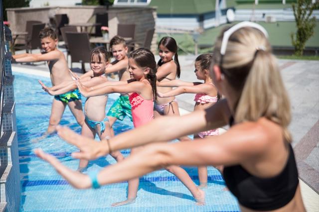 Hotel-naturmed-carbona-heviz-hv12-hotel-cvičení-u-bazénu1.jpg