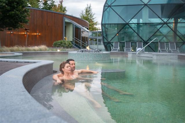 hotel-spirit-madarsko-sarvar-wellness-venkovni-termální-bazen (
