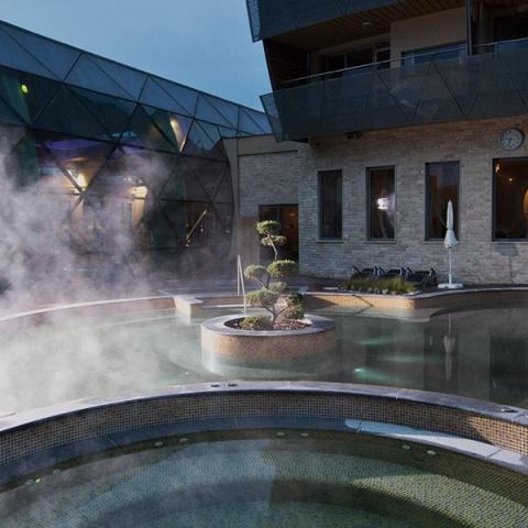 hotel-spirit-madarsko-sarvar-wellness-venkovni-termální-bazen (