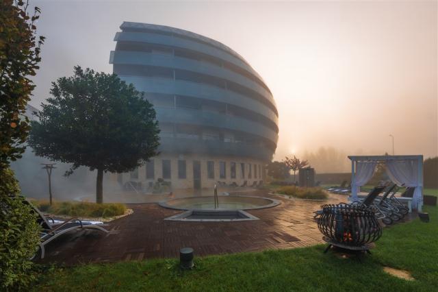 hotel-spirit-madarsko-sarvar-wellness-venkovni-termální-bazen.j