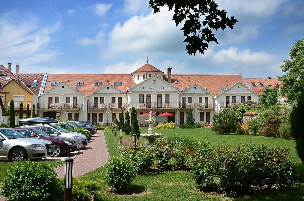 hotel-ametiszt-madarsko-harkany-pohled-na-hotel.jpg