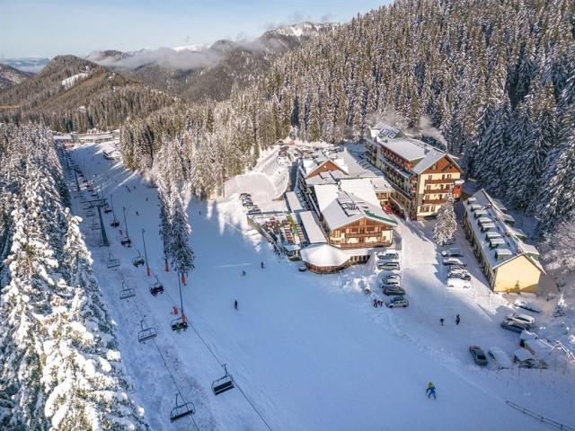 hotel-druzba-slovensko-jasna-pohled-na-hotel-v-zime (4).jpg