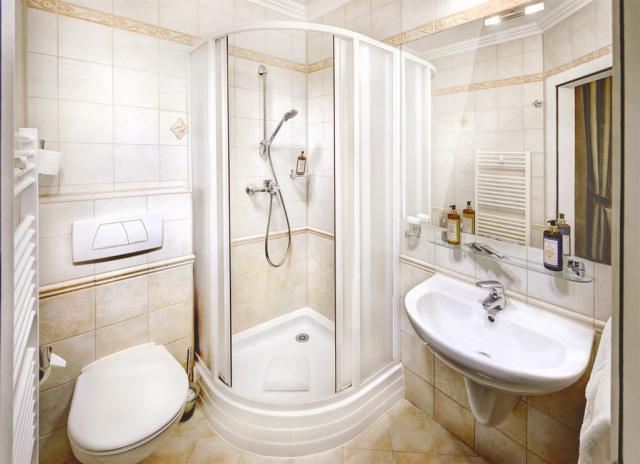 grandhotel-slovensko-stary-smokovec-jednoluzkovy-pokoj-koupelna