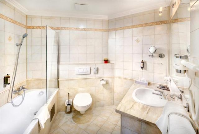 grandhotel-slovensko-stary-smokovec-apartman-junior-koupelna.jp