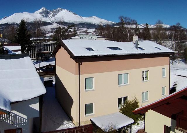 vila-julia-slovensko-tatranska-lomnice-pohled-na-vilu-v-zime.jp