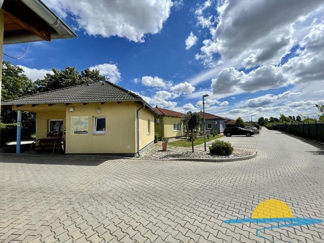 apartmanove-domy-holiday-village-slovensko-senec-pohled-na-apar