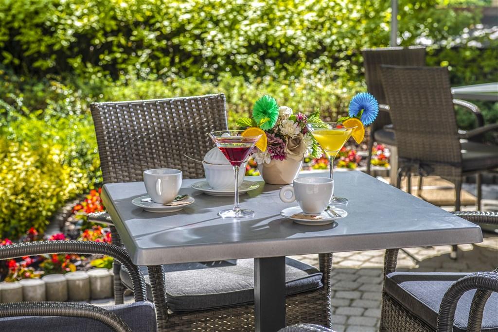 hotel-corvin-budapest-zahrada-posezeni.jpg
