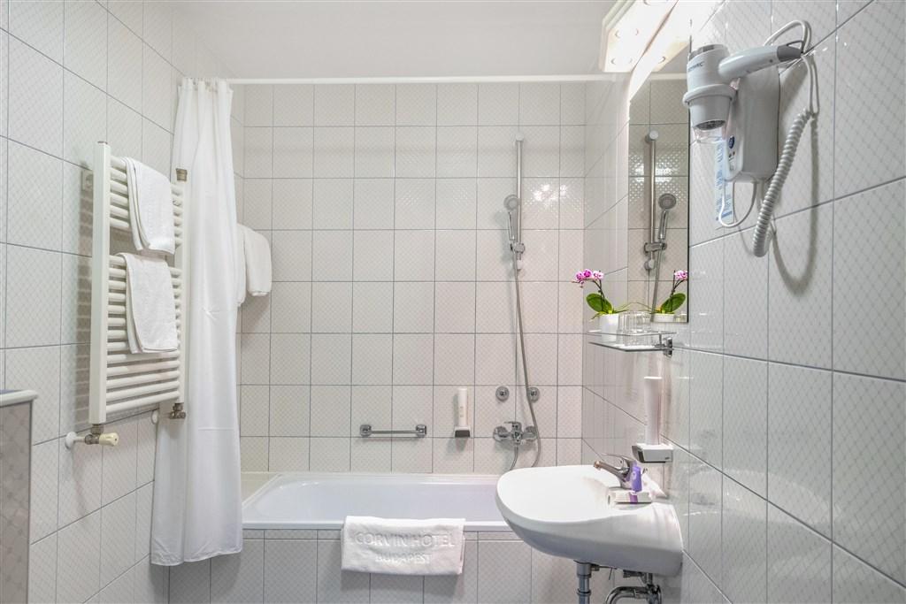 hotel-corvin-budapest-sisi-wing-rodinny-pokoj-koupelna.jpg