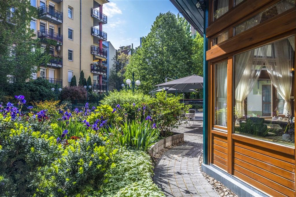 hotel-corvin-budapest-garden.jpg