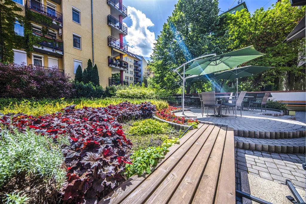 hotel-corvin-budapest-zahrada.jpg
