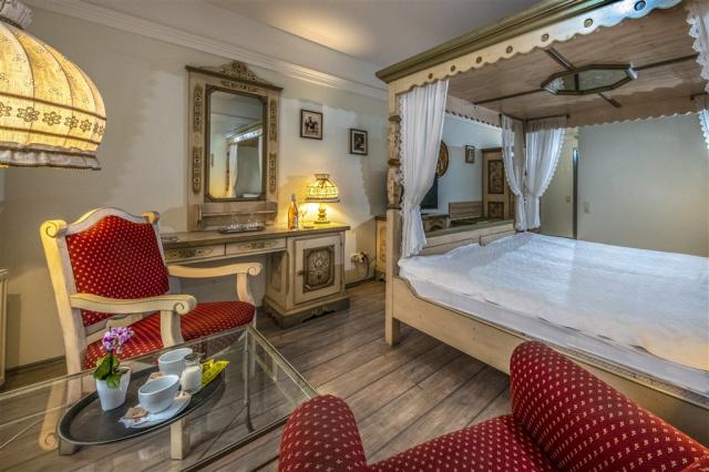 hotel-corvin-budapest-romantic-sisi-room.jpg