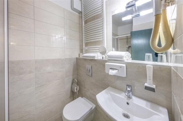 hotel-corvin-budapest-corvin-wing-double-koupelna.jpg