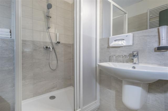 hotel-corvin-budapest-corvin-wing-superior-koupelna.jpg