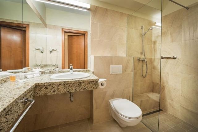 hotel-europa-fit-madarsko-heviz-pokoj-koupelna (2).jpg
