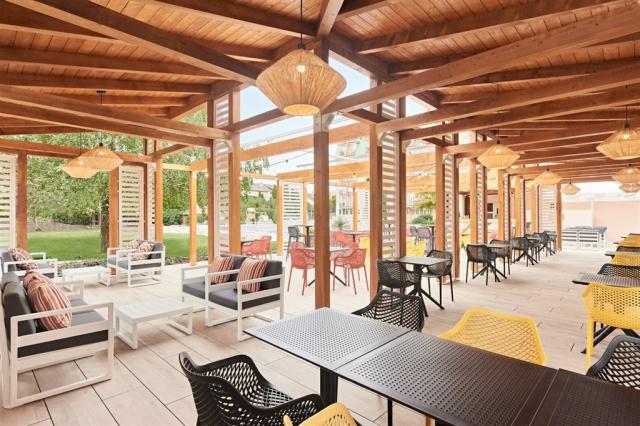hotel-europa-fit-madarsko-heviz-venkovni-posezeni.jpg