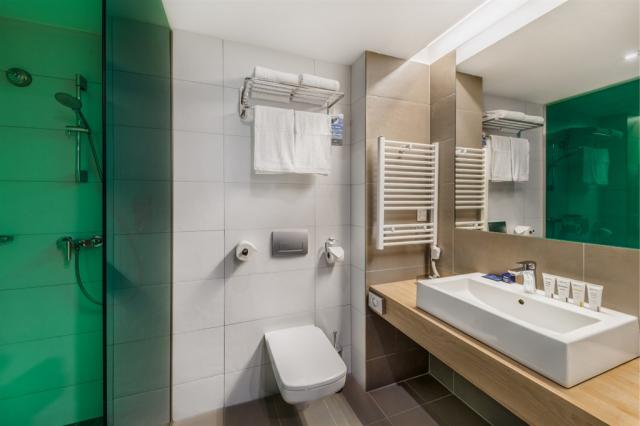 hotel-park-inn-madarsko-zalakaros-pokoj-koupelna.png