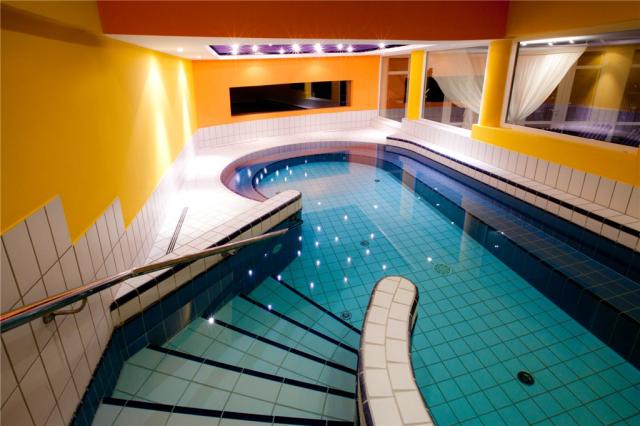 hotel-lotus-therme-heviz-hv07-vnitrni-bazen.jpg
