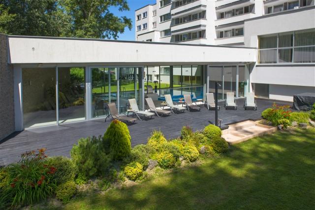 hotel-park-piešťany-posezeni-u-bazenu-8.jpg