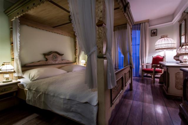 hotel-sissi-budapest-(BUD02)-superior-double-room.jpg