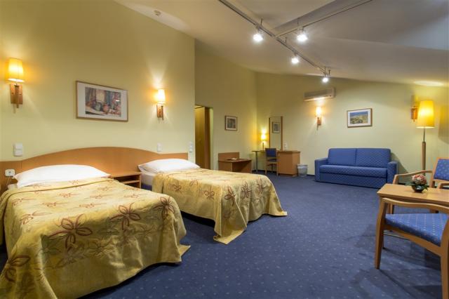 hotel-sissi-budapest-(BUD02)-wing-twin-room.jpg