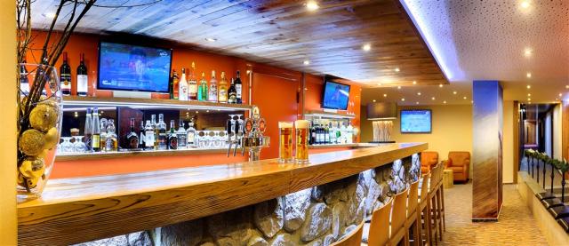 hotel-fis-slovensko-strbske-pleso-vysoke-tatry-pohled-na-bar.jp
