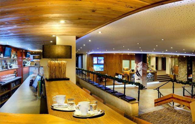 hotel-fis-slovensko-strbske-pleso-vysoke-tatry-pohled-na-cafe-b