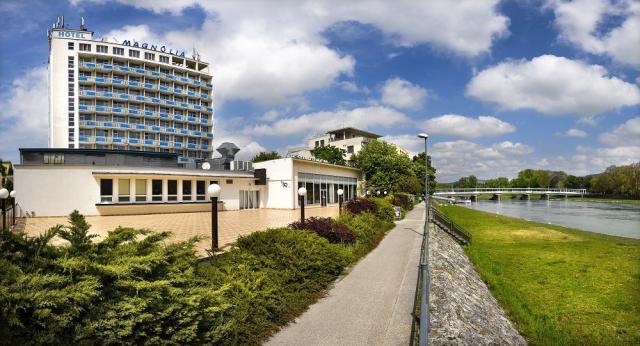 hotel-magnolia-slovensko-piestany-pohled-na-hotel.jpg