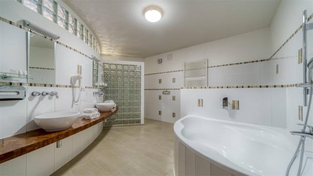 wellness-hotel-patince-slovensko-patince-ctyrluzkovy-apartman-k