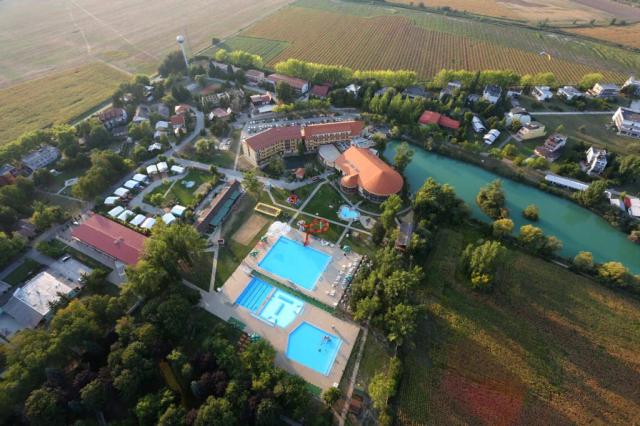 wellness-hotel-patince-slovensko-patince-pohled-na-cely-areal.p