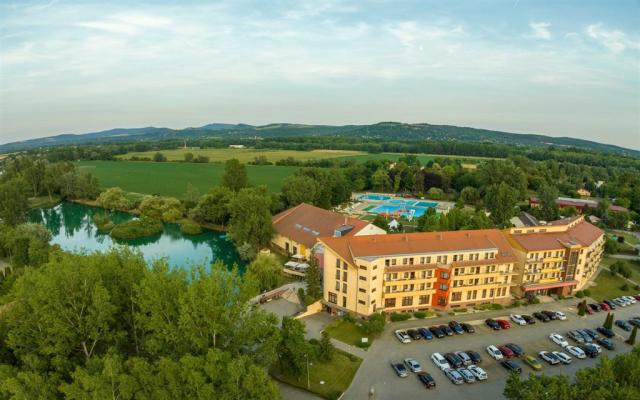 wellness-hotel-patince-slovensko-patince-pohled-na-hotel2.jpg
