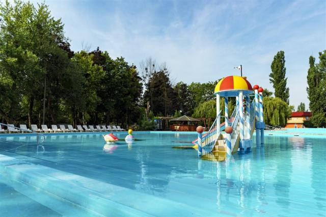 wellness-hotel-patince-slovensko-patince-thermal-park-venkovni.