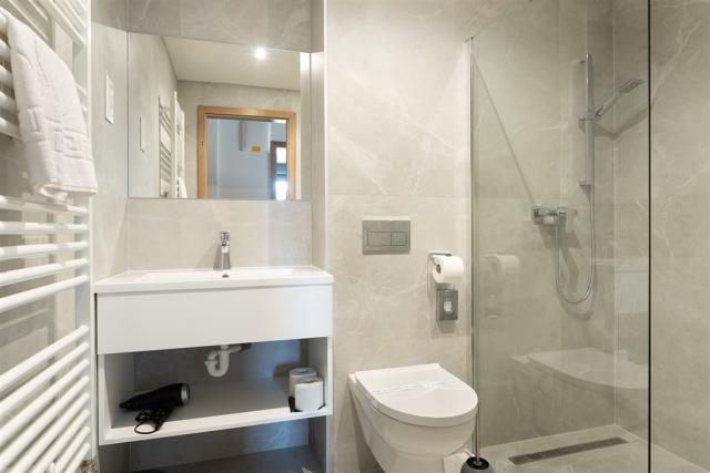 apartmnovy-komplex-R31-rezidence-madarsko-sarvar-koupelna (4).j