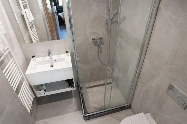apartmnovy-komplex-R31-rezidence-madarsko-sarvar-koupelna (3).j
