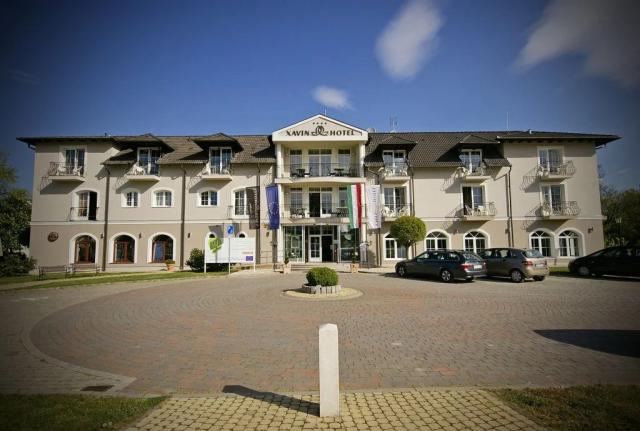 hotel-xavin-madarsko-harkany-pohled-na-hotel (2).png
