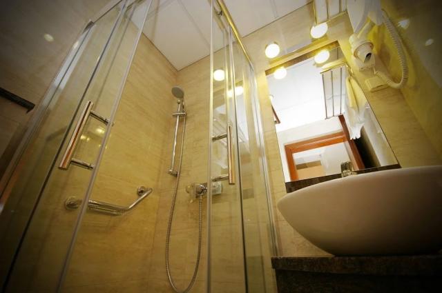 hotel-xavin-madarsko-harkany-dvouluzkovy-pokoj-koupelna.png