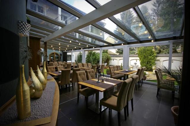 hotel-xavin-madarsko-harkany-restaurace-zimni-zahrada (2).png