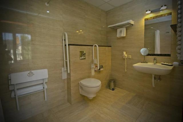 hotel-xavin-madarsko-harkany-bezbarierovy-pokoj-koupelna.png