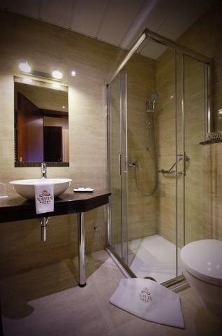 hotel-xavin-madarsko-harkany-rodinny-apartman-koupelna.png