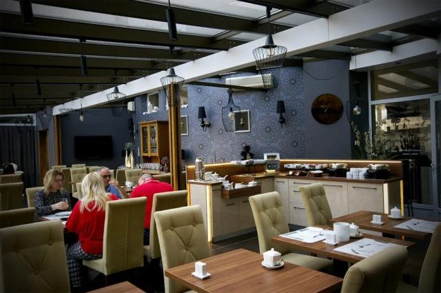 hotel-xavin-madarsko-harkany-restaurace-zimni-zahrada-snidane (