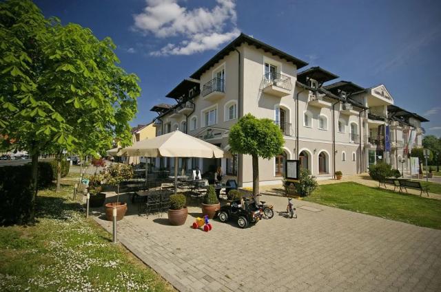 hotel-xavin-madarsko-harkany-pohled-na-hotel-a-terasu.png