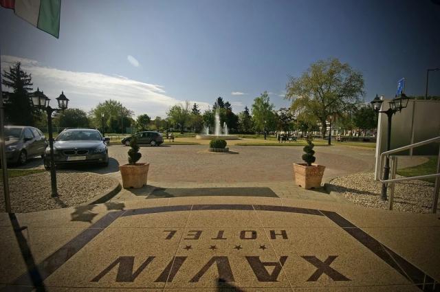 hotel-xavin-madarsko-harkany-pohled-na-vstup-do-hotelu.png
