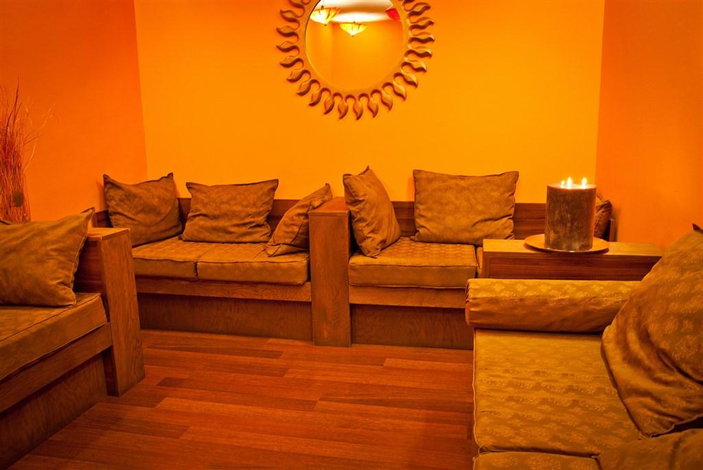hotel-piroska-buk-bk04-posezeni-v-hotelu.jpg