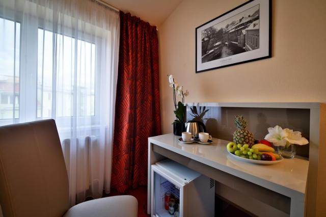 hotel-ariston-&-ariston-patio-cesko-praha-psaci-stul.jpg