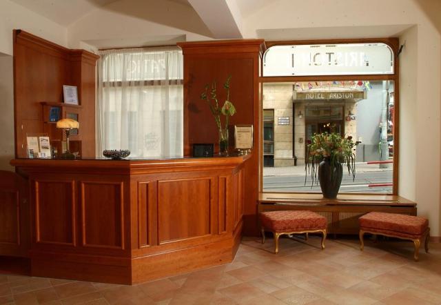 hotel-ariston-&-ariston-patio-cesko-praha-recepce.jpg
